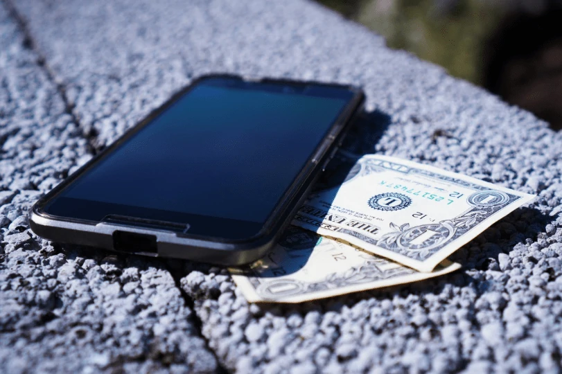 Teléfono inteligente por dinero en efectivo